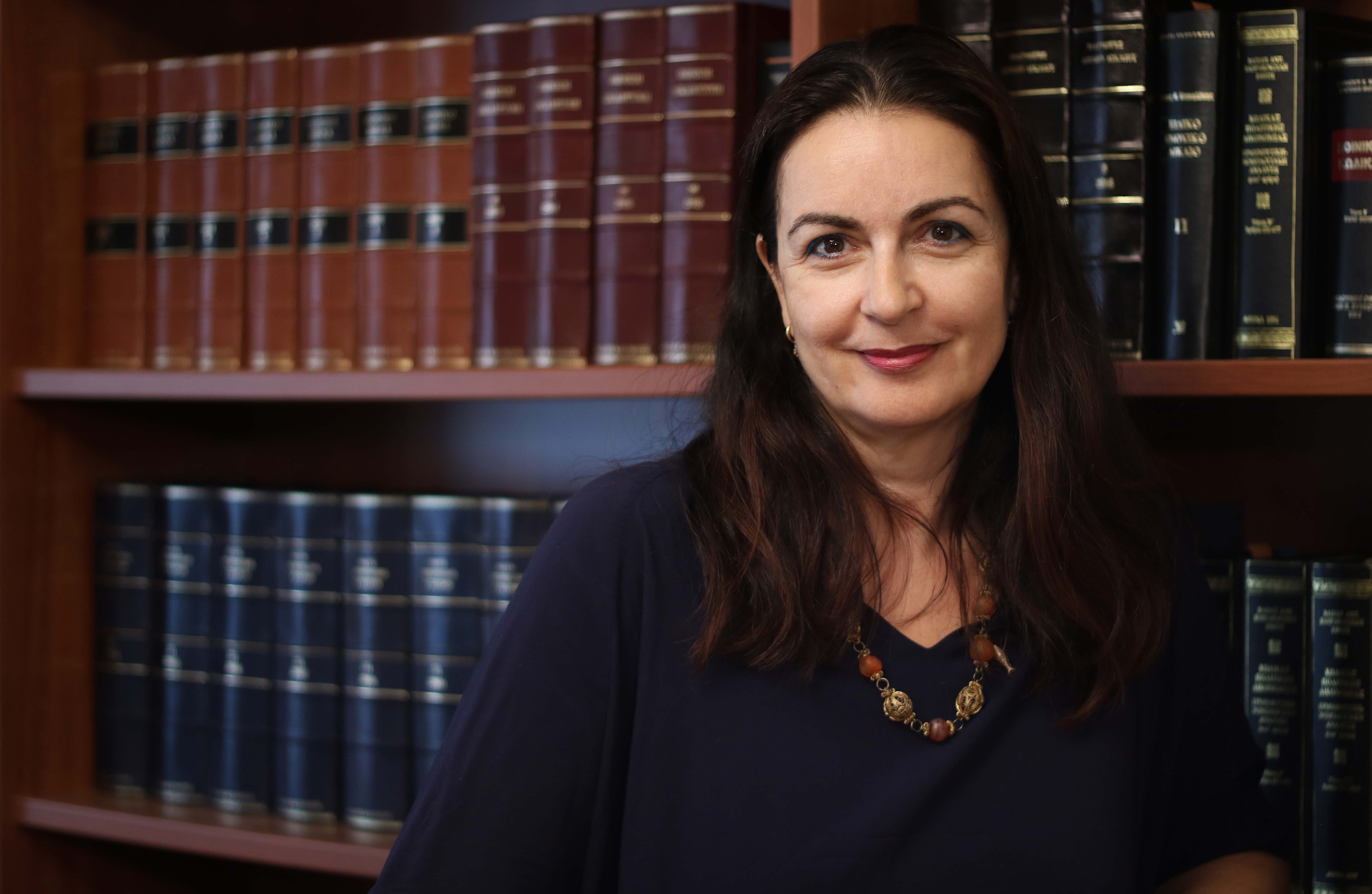 Φωτογραφία της δικηγόρου Καλλιόπης (Κάλλης) Κουγιούρη στο γραφείο της